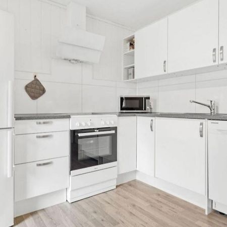 Lovely 1 Bedroom Downstairs Condo With Free Parking Place Svolvær Esterno foto